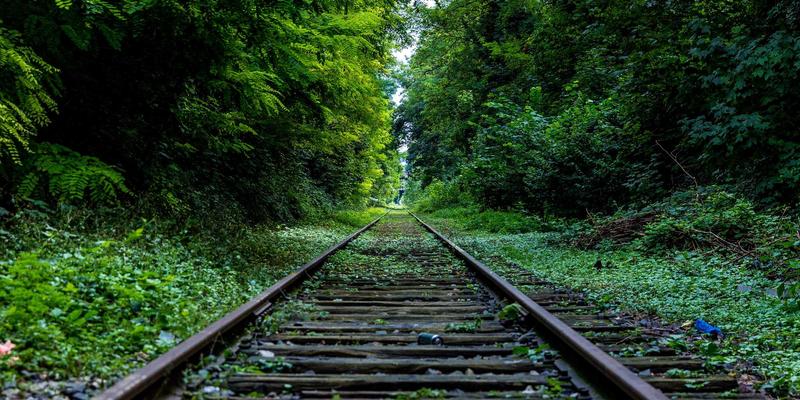 未来主义营销视角下的医疗健康公关传播：如何在合规框架中实现品牌营销与科学教育的平衡